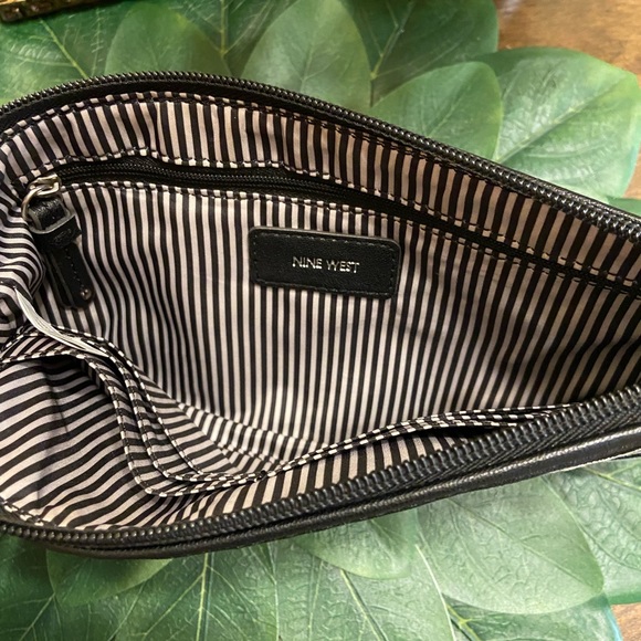 Nine West navy blue n white geometric wristlet - Picture 8 of 13